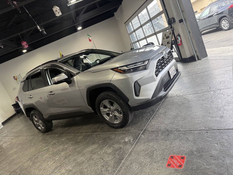 Toyota RAV4 Vehicle Full-screen Gallery Image 35