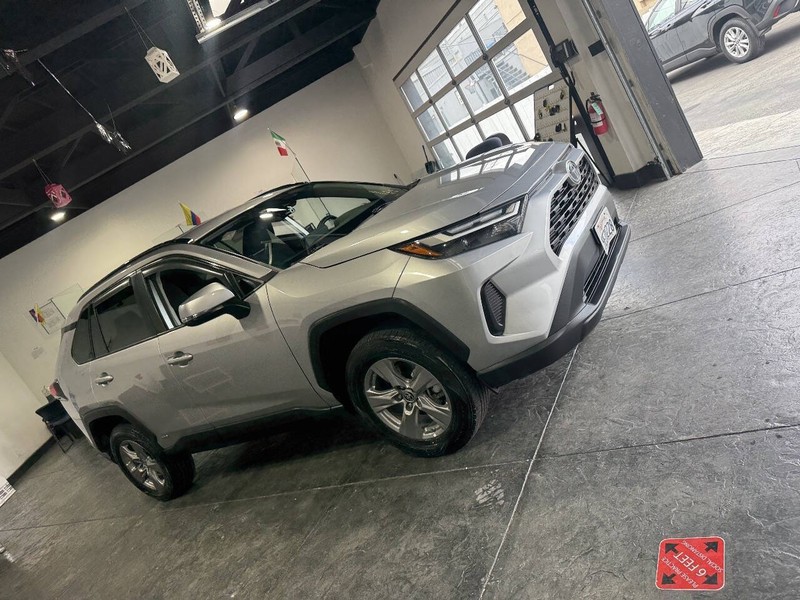 Toyota RAV4 Vehicle Full-screen Gallery Image 36