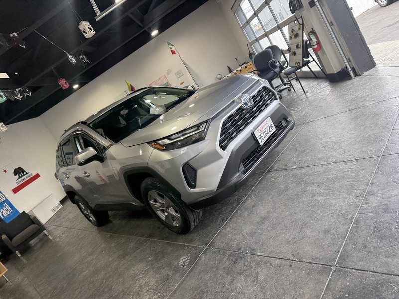 Toyota RAV4 Vehicle Full-screen Gallery Image 38
