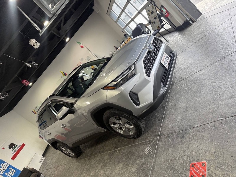 Toyota RAV4 Vehicle Full-screen Gallery Image 39