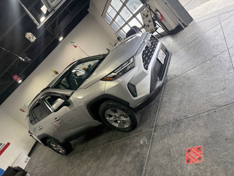Toyota RAV4 Vehicle Full-screen Gallery Image 40