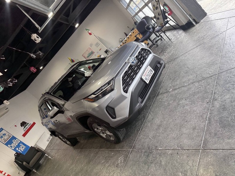 Toyota RAV4 Vehicle Full-screen Gallery Image 43