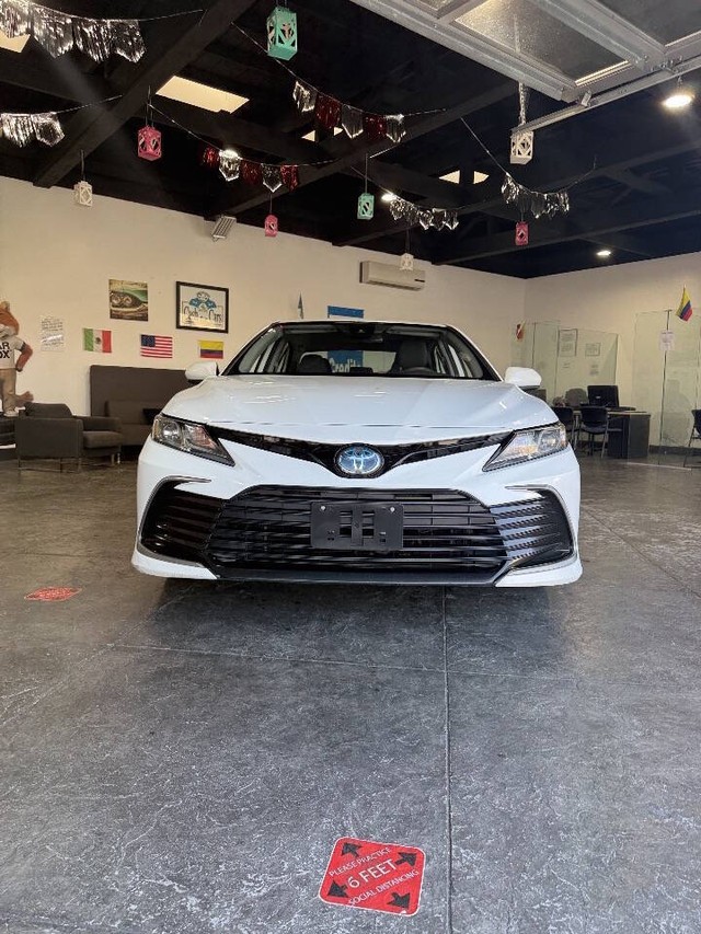 Toyota Camry Hybrid Vehicle Full-screen Gallery Image 02