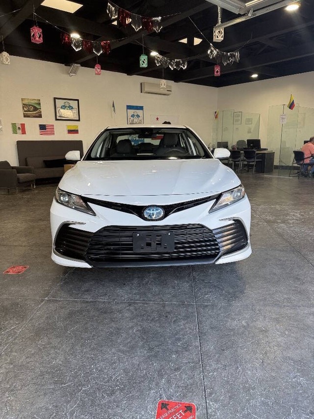 Toyota Camry Hybrid Vehicle Full-screen Gallery Image 03