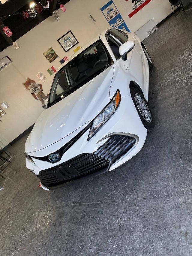 Toyota Camry Hybrid Vehicle Full-screen Gallery Image 04