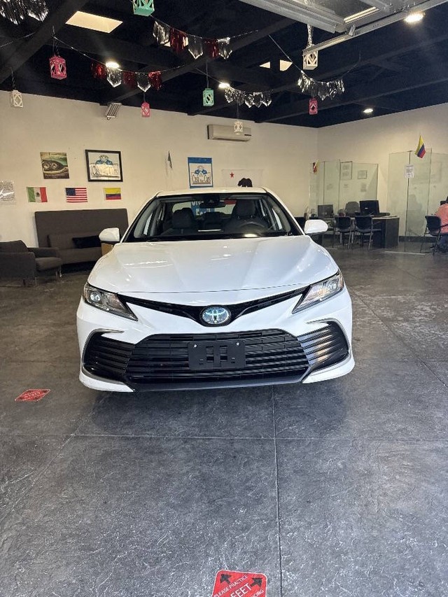 Toyota Camry Hybrid Vehicle Full-screen Gallery Image 06