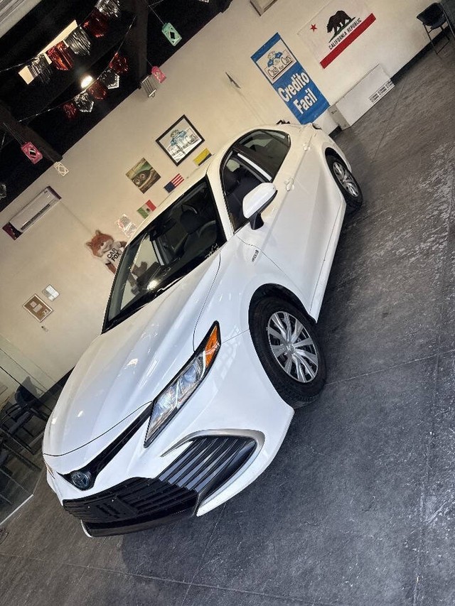 Toyota Camry Hybrid Vehicle Full-screen Gallery Image 07