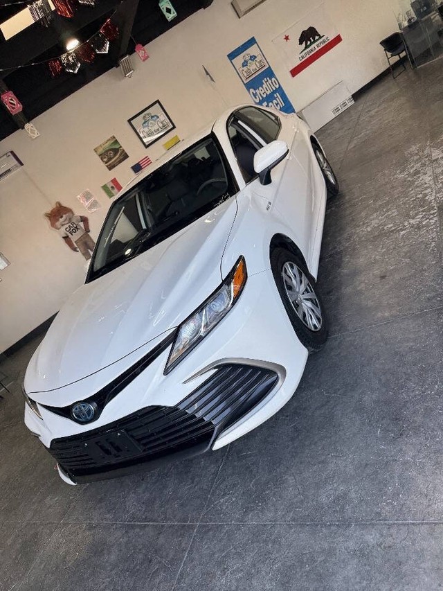 Toyota Camry Hybrid Vehicle Full-screen Gallery Image 09