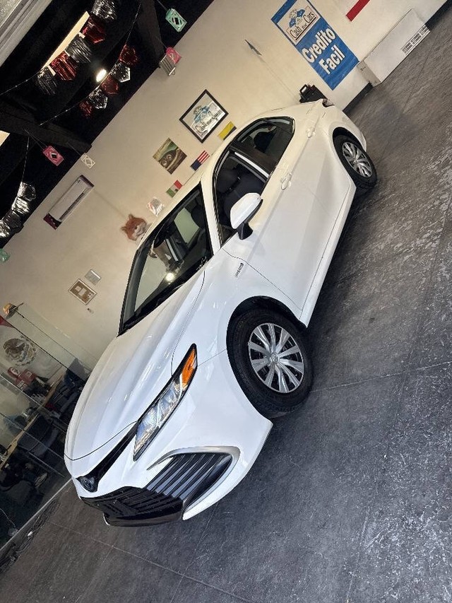 Toyota Camry Hybrid Vehicle Full-screen Gallery Image 11