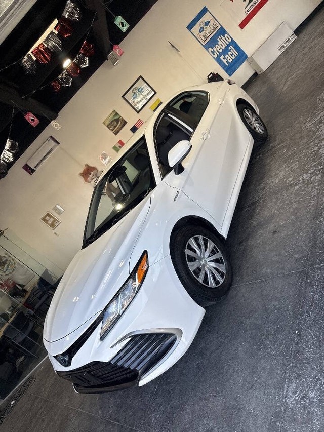 Toyota Camry Hybrid Vehicle Full-screen Gallery Image 12