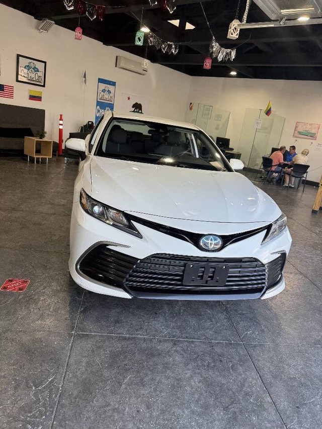 Toyota Camry Hybrid Vehicle Full-screen Gallery Image 32