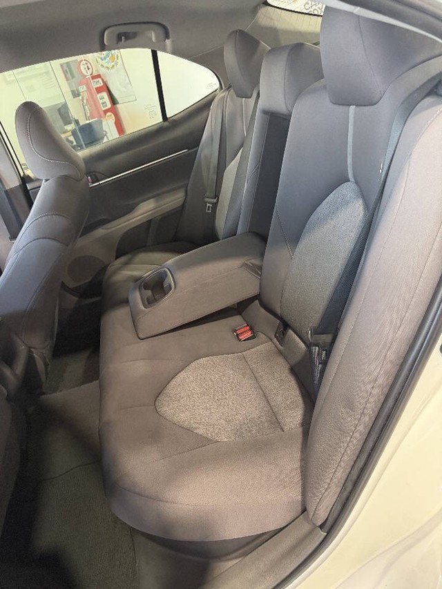Toyota Camry Hybrid Vehicle Full-screen Gallery Image 34