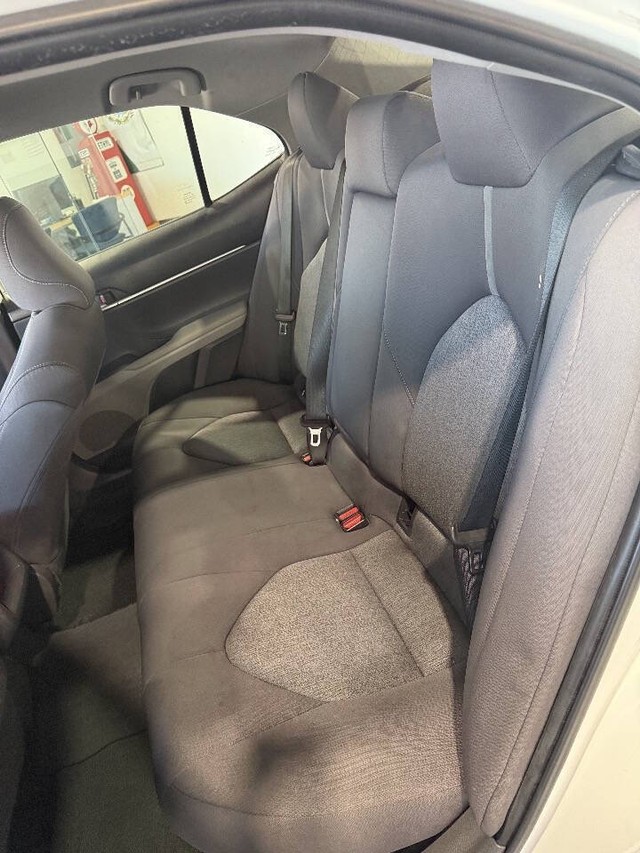 Toyota Camry Hybrid Vehicle Full-screen Gallery Image 35