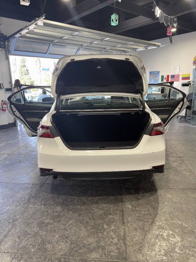 Toyota Camry Hybrid Vehicle Full-screen Gallery Image 39