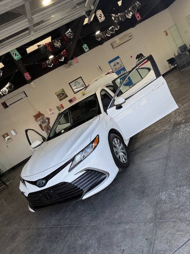 Toyota Camry Hybrid Vehicle Full-screen Gallery Image 43