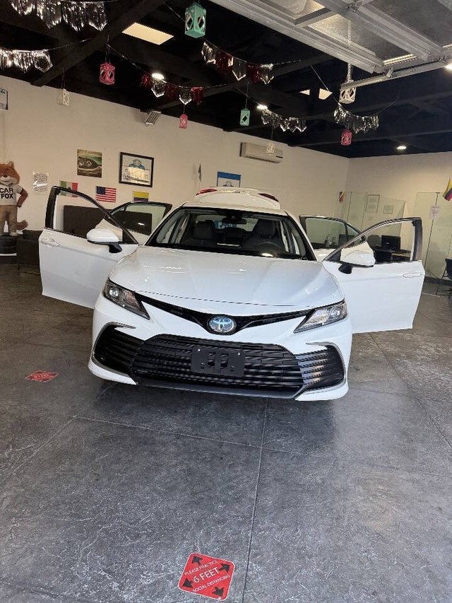 Toyota Camry Hybrid Vehicle Full-screen Gallery Image 47