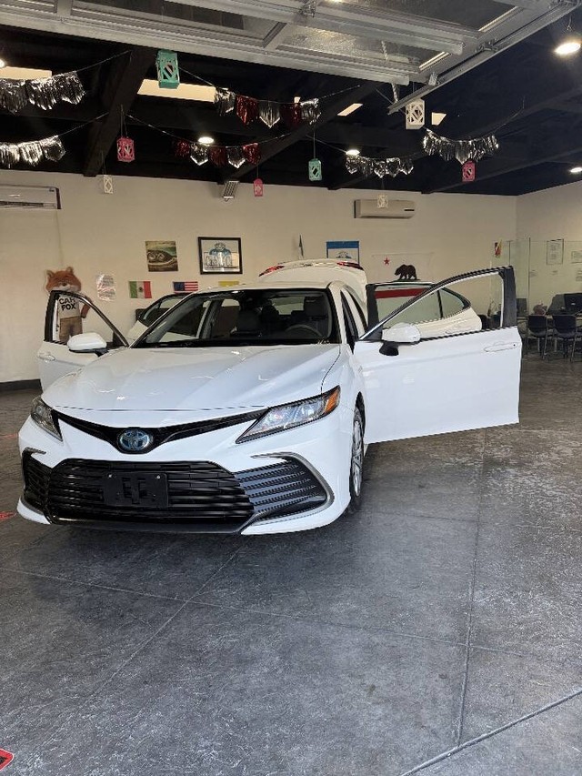 Toyota Camry Hybrid Vehicle Full-screen Gallery Image 48