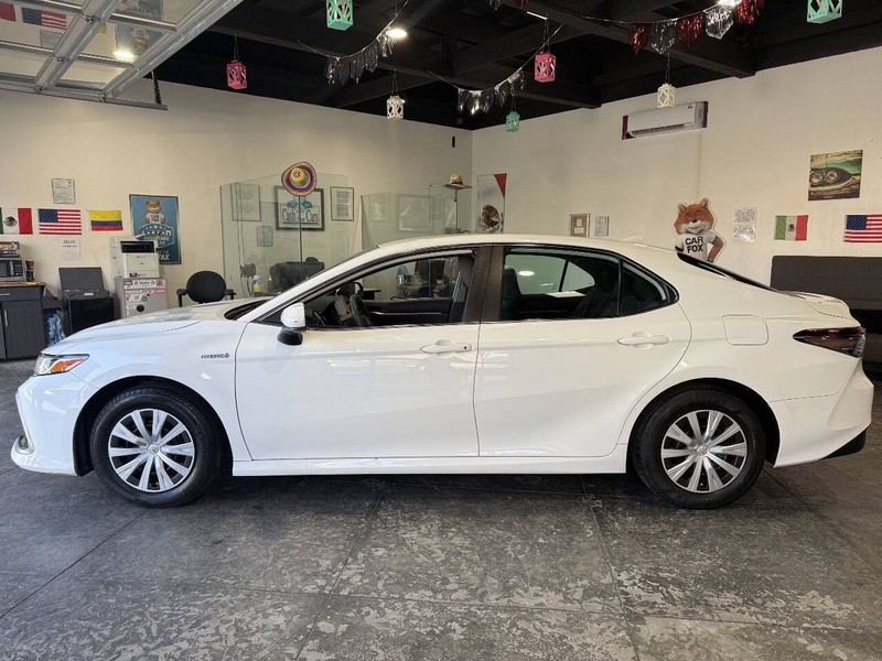Toyota Camry Hybrid Vehicle Full-screen Gallery Image 10