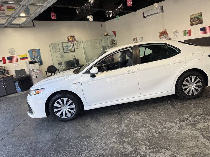 Toyota Camry Hybrid Vehicle Full-screen Gallery Image 14