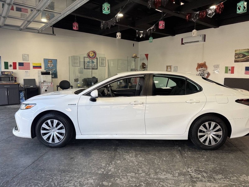 Toyota Camry Hybrid Vehicle Full-screen Gallery Image 15