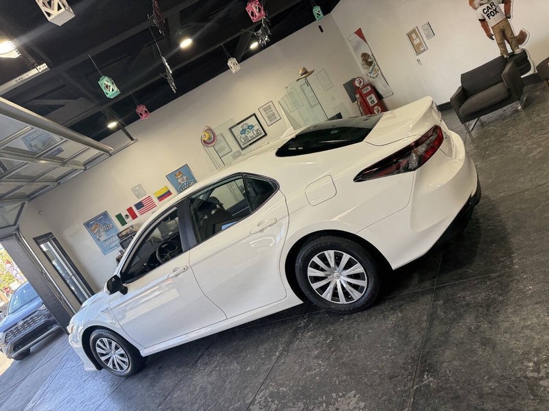 Toyota Camry Hybrid Vehicle Full-screen Gallery Image 16