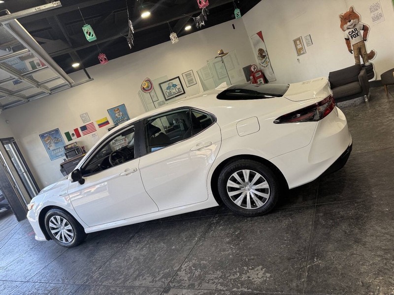 Toyota Camry Hybrid Vehicle Full-screen Gallery Image 17