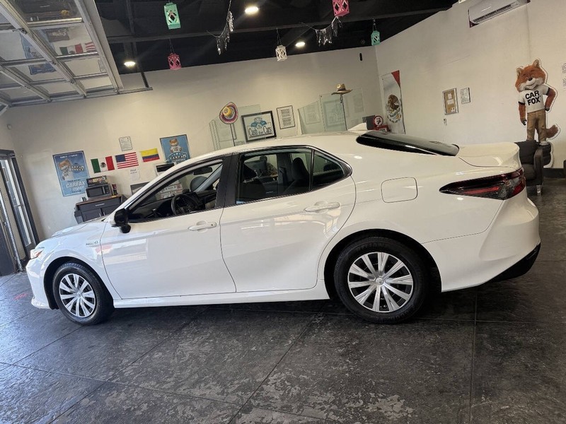 Toyota Camry Hybrid Vehicle Full-screen Gallery Image 18