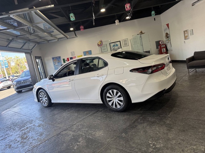 Toyota Camry Hybrid Vehicle Full-screen Gallery Image 20