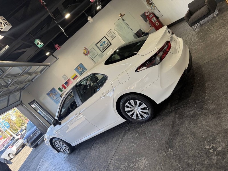 Toyota Camry Hybrid Vehicle Full-screen Gallery Image 21