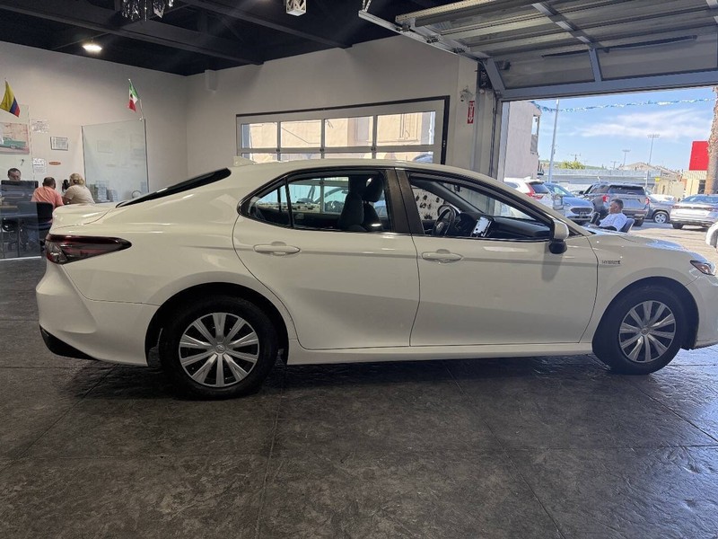 Toyota Camry Hybrid Vehicle Full-screen Gallery Image 22