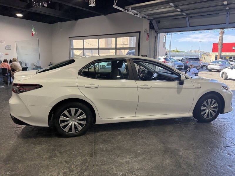 Toyota Camry Hybrid Vehicle Full-screen Gallery Image 23