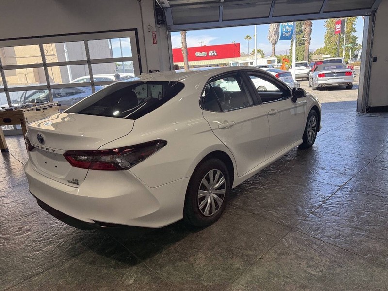 Toyota Camry Hybrid Vehicle Full-screen Gallery Image 24