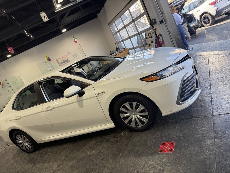 Toyota Camry Hybrid Vehicle Full-screen Gallery Image 25