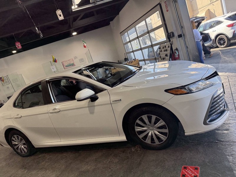 Toyota Camry Hybrid Vehicle Full-screen Gallery Image 26