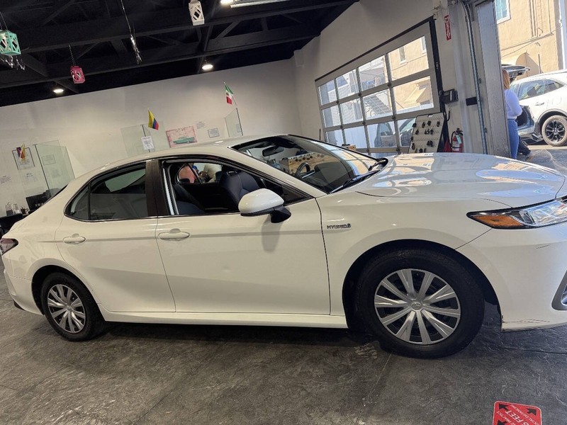 Toyota Camry Hybrid Vehicle Full-screen Gallery Image 27
