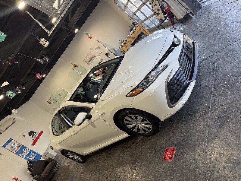 Toyota Camry Hybrid Vehicle Full-screen Gallery Image 28