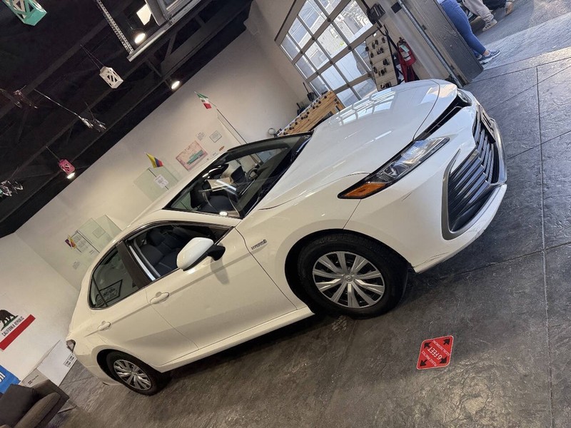 Toyota Camry Hybrid Vehicle Full-screen Gallery Image 29