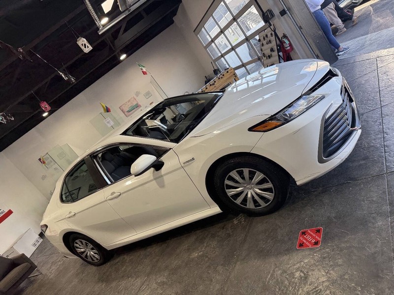 Toyota Camry Hybrid Vehicle Full-screen Gallery Image 30
