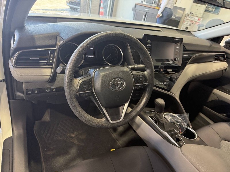 Toyota Camry Hybrid Vehicle Full-screen Gallery Image 31