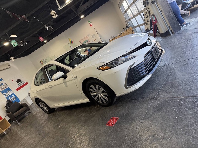 Toyota Camry Hybrid Vehicle Full-screen Gallery Image 33
