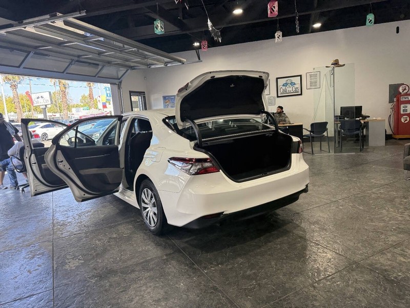 Toyota Camry Hybrid Vehicle Full-screen Gallery Image 37