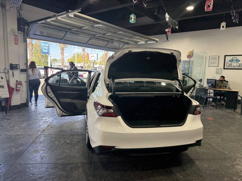 Toyota Camry Hybrid Vehicle Full-screen Gallery Image 38