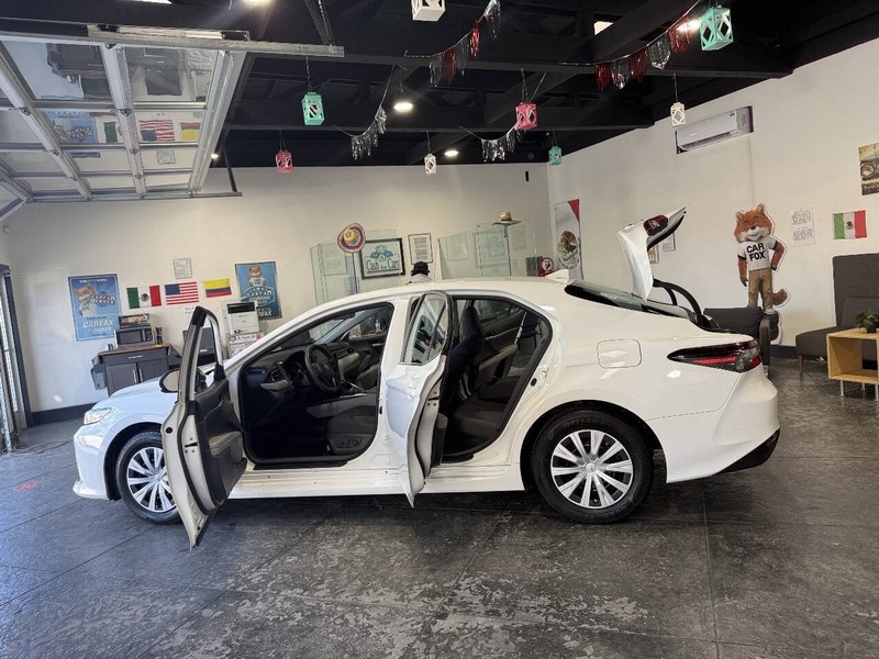 Toyota Camry Hybrid Vehicle Full-screen Gallery Image 40