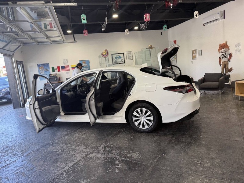 Toyota Camry Hybrid Vehicle Full-screen Gallery Image 41
