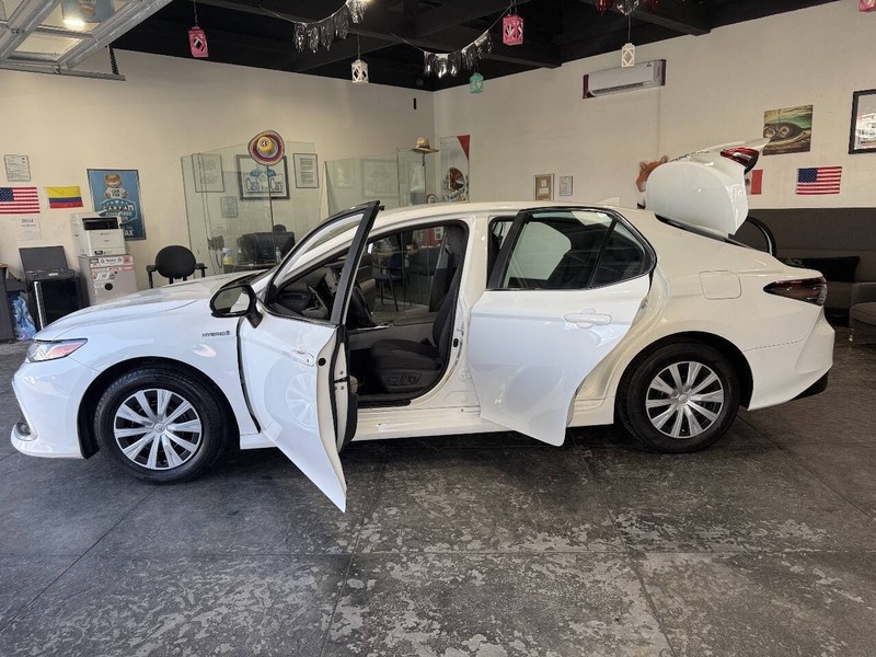 Toyota Camry Hybrid Vehicle Full-screen Gallery Image 44