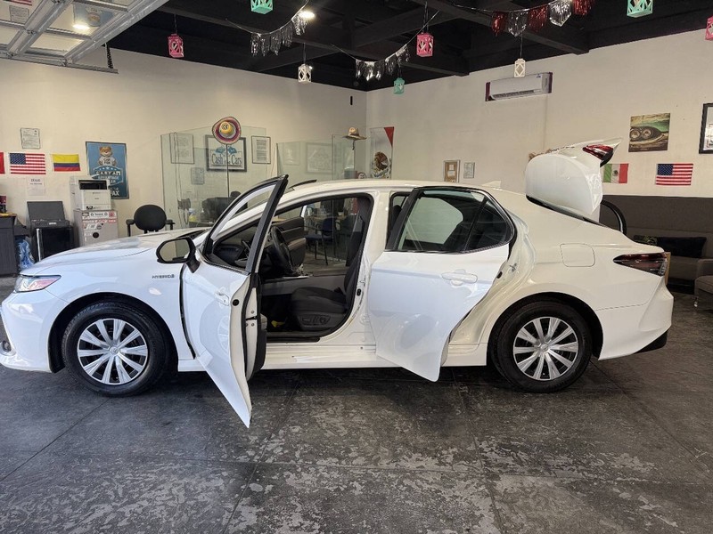 Toyota Camry Hybrid Vehicle Full-screen Gallery Image 45