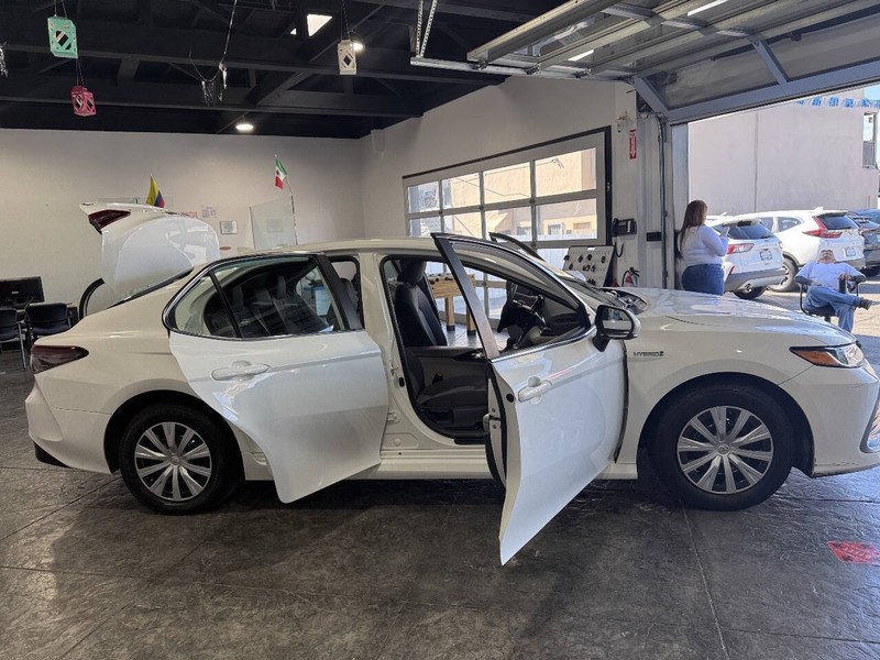 Toyota Camry Hybrid Vehicle Full-screen Gallery Image 49