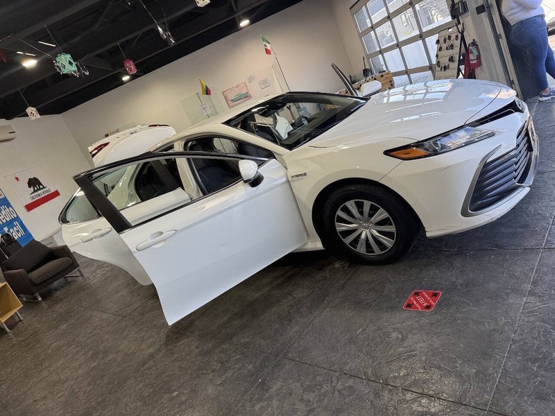 Toyota Camry Hybrid Vehicle Full-screen Gallery Image 50
