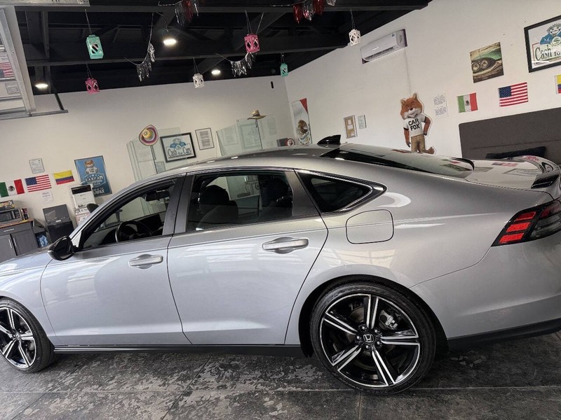 Honda Accord Hybrid Vehicle Full-screen Gallery Image 11
