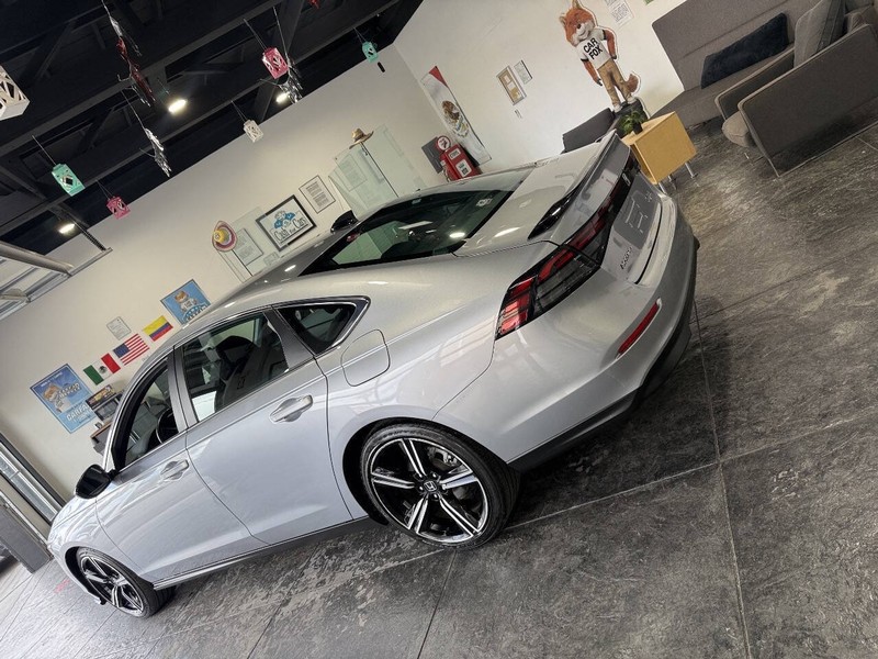Honda Accord Hybrid Vehicle Full-screen Gallery Image 19